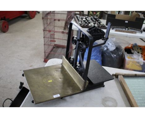 A De Grave Short Fanner &amp; Co. of London set of balance scales with brass tray