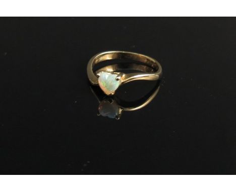 A 9ct gold opal heart ring 