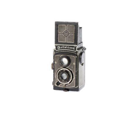 A Rollei Rolleicord Art Deco TLR Camera, with Carl Zeiss Jena Triotar f/4.5 75mm lens, body, F, shutter working, lens, F, som