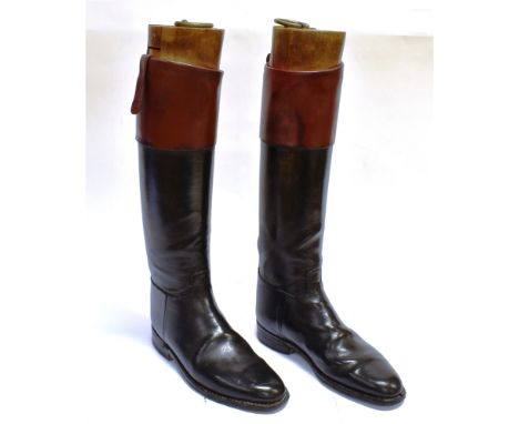 A PAIR OF GENTS BLACK LEATHER HUNTING BOOTS with brown tops, the wooden trees with brass ring pull handles