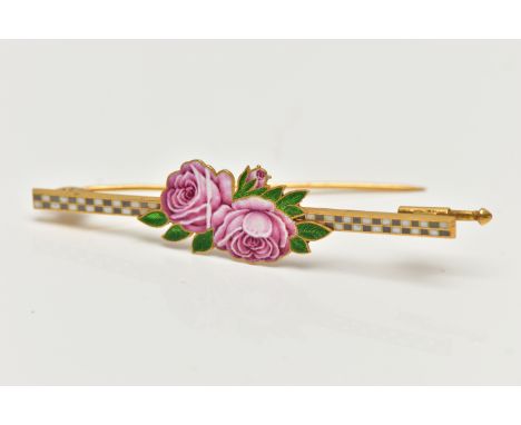 AN EARLY 20TH CENTURY YELLOW GOLD ENAMEL FLORAL BAR BROOCH, designed as two pink roses with green leaf detail to the black an