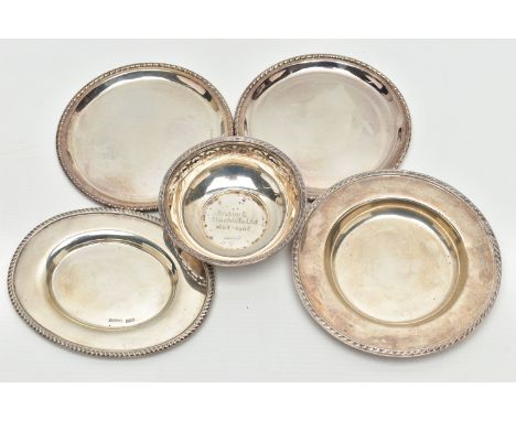 AN ELIZABETH II SILVER BONBON DISH AND FOUR ELIZABETH II SMALL SILVER ITEMS, comprising a Walker &amp; Hall bonbon dish with 