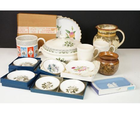 Mixed quantity of ceramic items to include Wedgwood mugs, London souvenir mug, vegetable server pot and blue trinket tray, a 