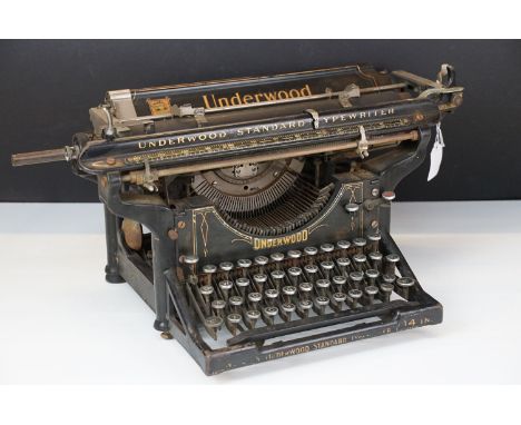 A vintage early 20th centruy Underwood standard typewriter. 