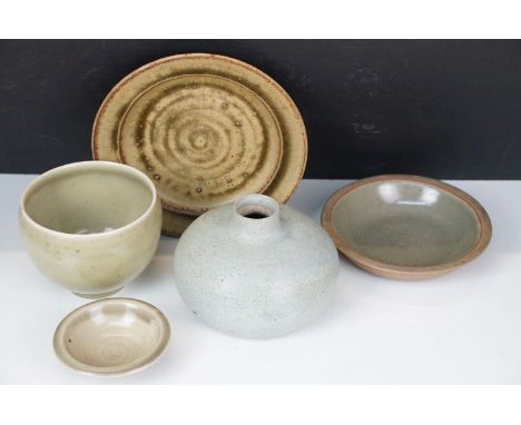 Selection of studio stoneware pottery to include Geoffrey Whiting, Avoncroft and possible Janet Leach examples, five pieces