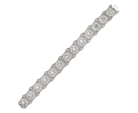DIAMOND BRACELETSquare-step and brilliant-cut diamonds, diamonds approx. 4.55cts total, length 16.0cmFor further information 