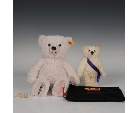 This pair also includes an articulated Teddybar with item number 667343, a special Steiff Club Event from 2004. Lastly, there