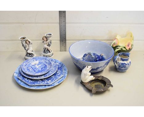 MIXED LOT OF VARIOUS BLUE AND WHITE PLATES AND DISHES TO INCLUDE SPODE, AN ASHTRAY WITH FROG MOUNT, EICHWALD VASE, VARIOUS OT