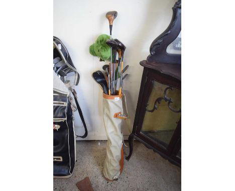 VINTAGE GOLF BAG CONTAINING A RANGE OF VINTAGE GOLD CLUBS TO INCLUDE A ROBERTSON SINGAPORE, VARIOUS VINTAGE WOODEN GOLF CLUBS