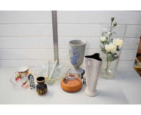 MIXED LOT GLASS WARES AND CERAMICS TO INCLUDE A VICTORIAN OIL LAMP BASE, LARGE CLEAR GLASS VASE, A WEST GERMAN POTTERY VASE A