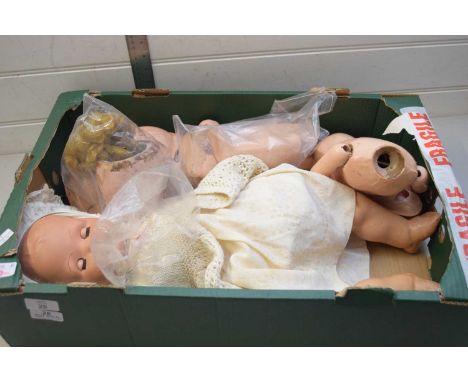 BOX OF VINTAGE DOLLS TO INCLUDE 1930S LIFE SIZED BABY DOLL, A DIS-ASSEMBLED JOINTED DOLL AND A FURTHER DOLL’S BODY