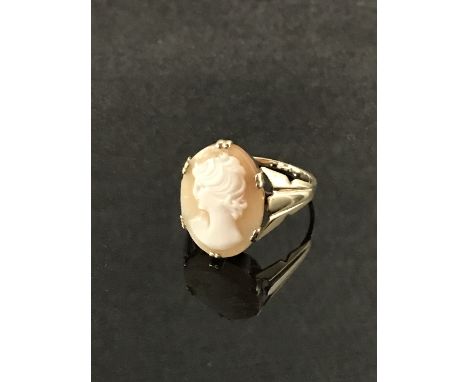 9CT GOLD CAMEO RING  (2.5G GROSS)