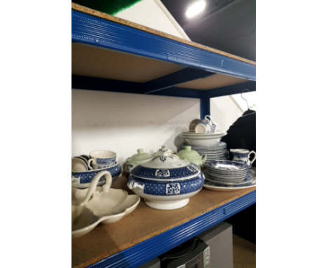 A SHELF OF ASSORTED WARE INC BLUE AND WHITE IRON STONE