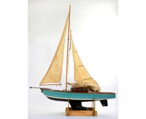 A GOOD QUALITY MODEL POND YACHT OF VARNISHED MAHOGANY AND SOFTWOOD, THE HULL PAINTED LIGHT BLUE, WHITE AND BLACK BELOW THE WA