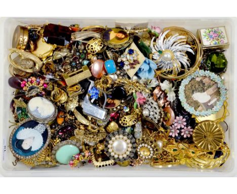 MISCELLANEOUS VINTAGE AND MODERN COSTUME JEWELLERY