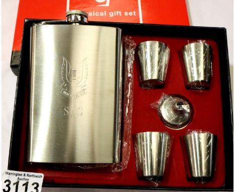 New boxed hip flask and cups, engraved with Parachute Regiment logo. P&amp;P Group 1 (£14+VAT for the first lot and £1+VAT fo