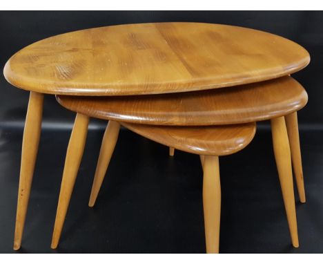 NEST OF ERCOL PEBBLE TABLESstanding on turned tapering supports, 40.5cm high 