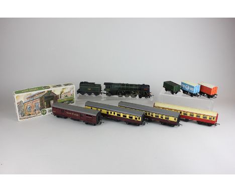 A Tri-ang 00 gauge Brittania locomotive and tender, together with a Royal Mail carriage, three other carriages, boxed Airfix 