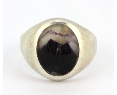 A gentleman's 925 silver amethyst set ring, (N).