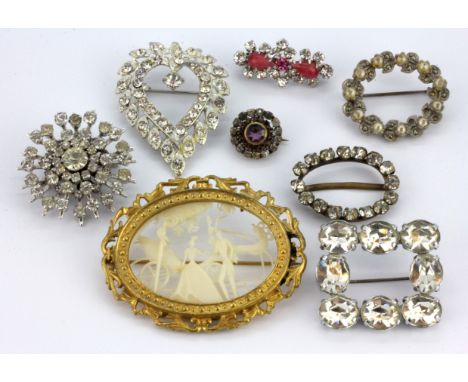 A quantity of vintage brooches.