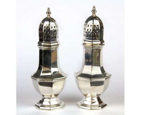 A pair of silverplated Mappin &amp; Webb sugar casters, H. 17.5cm.