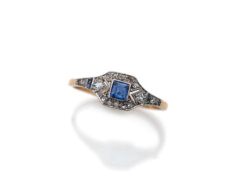 Historischer RingDeutsch, um 1940RM 54750/000 Gelbgold, im Oberteil wohl Weißgold. 5 Saphir-Carree Steine ca. 0,15ct., 13 Dia