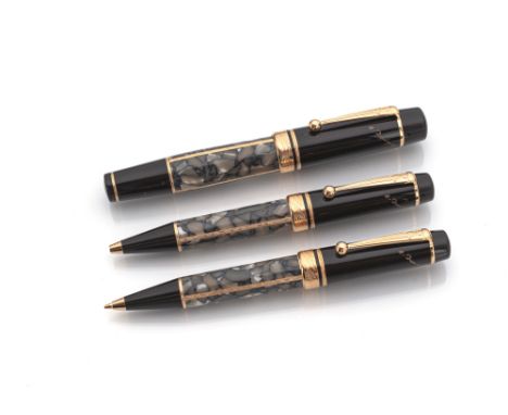 Mont Blanc - Alexander DumasHamburg, 1993L. 13,5 cm (Box: 18,8 x 13,5 x 4 cm)Set: Kolben - Füllfederhalter ungebraucht, Bleis