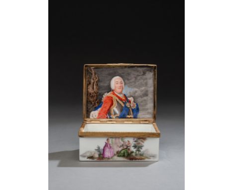 Tabatière mit Bildnis Friedrich August II, Kurfürst von Sachsen und König von PolenMeissen, Mitte 18. Jh.4 x 9.5 x 7,5 cmAuf 