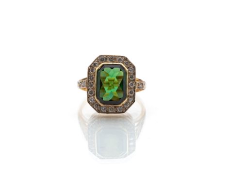 Turmalin-Brillant RingDeutsch, um 1980RM 59Ring 750/000 Gelbgold (gestempelt) ein grüner Turmalin ca. 4,00ct (ca.12,2x9,25x4,