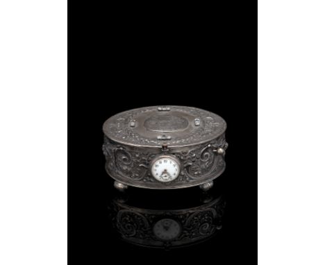 Singvogelautomat mit UhrDeutsch, um 19006 x 12,5 x 10 cmFloral verziertes Silbergehäuse mit deutscher Punzierung, Feingehalt 