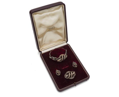 Demi ParureDeutsch, um 1900L. 2,4/4,2/17 cm585/000 Gelbgold (getestet) teilweise hohl gearbeitet. Armband, Brosche und Ohrcli