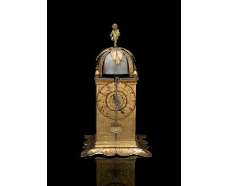 Einzeigrige Türmchen-Uhrwohl Deutschland, 17. Jh.H. 21 cmFeuervergoldetes, graviertes Bronzegehäuse auf ausgestelltem, passig