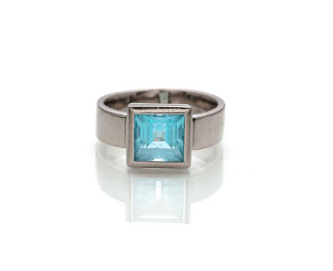 Farbstein RingDeutschland, um 2004RM 54750/000 Weißgold besetzt mit einem Topas im Carreeschliff ca. 3,51ct (beh.) Gewicht: 1