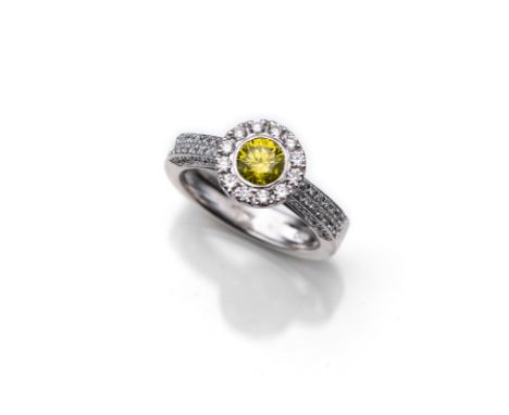 Ring mit Lemon-BrillantRM 55750/000 Weißgold gestempelt. 1 Lemon-Brillant von ca. 0,34 ct., P1, behandelt. 76 Brillanten, zus