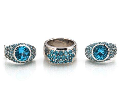 Ring und Ohrclips mit blauen TopasenRM 56, 2,2 x 1,4 cmRing in 585/000 Weißgold gefasst mit 16 rund facettierten Topasen (beh