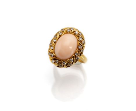 Ring mit Engelshautkoralleum 1970/80RM 53750/000 Gelbgold (punziert) und Goldschmiedestempel .B. - ausgefasst mit einem Caboc