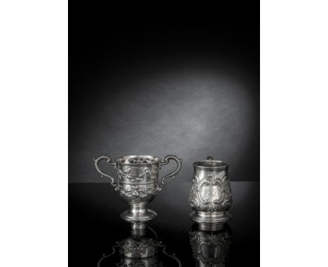 Zwei Georg II SilberbecherLondon, 1753/55H. 13/14 cmFloraldekor (später). Gravuren. Löwenmarken, Jahresbuchstabe "r" und "u",