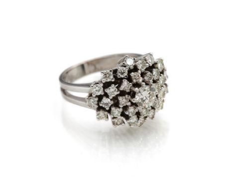 Brillant-Ringwohl Deutsch, um 1970RM 53,5 cm585/000 Weißgold in Rosettenform, Mittelstein ca. 0,35ct. W/SI und 30 Brillanten 