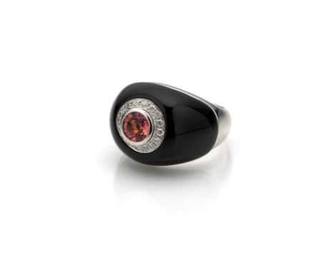 Ring mit pinkfarbenem Turmalin, Brillanten und schwarzem EmailRM 54,5750/000 Weißgold gestempelt. 16 Brillanten, zus. ca. 0,8