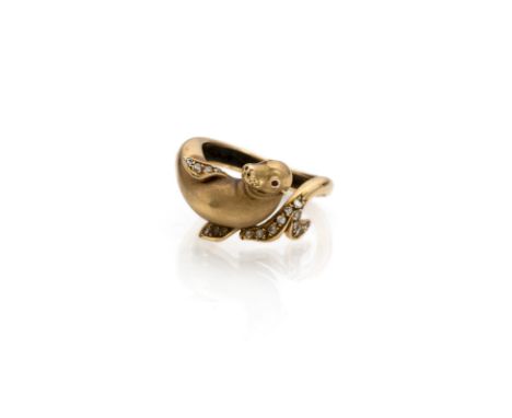 Ring in Seehund-Formwohl 1. Hälfte 20. Jh.RM 52750/000 Gelbgold (getestet) Seehund besetzt mit 2 kleinen Rubinen und 16 Diama