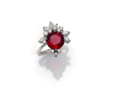 Ring mit Rubellit und DiamantenRM 53750/000 Weißgold  gestempelt, Juwelierpunze. 8 Brillanten, 8 Diamanten im Navetteschliff,
