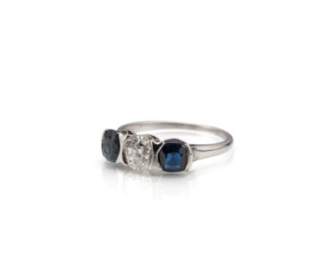 Saphir-Diamant-Ring1970er JahreRM 55750/000 Weißgold, ausgefasst mit 1 leicht ovalen Altschliffdiamant ca. 0,7ct., getönt/si 