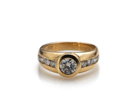 Diamant-RingRM 53585/000 Gelbgold mittig mit einem Diamant im Brillantschliff ca. 0,50ct W/P besetzt und seitlich mit 8 Diama