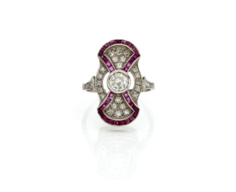 Art-Déco-Farbstein-Diamant-Ringum 1920/30RM 57Platin (getestet) besetzt mit einem Brillanten ca. 0,50ct TW-W/VS sowie 24 Acht