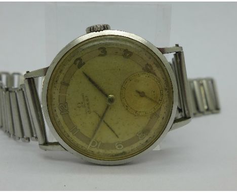 A gentleman's stainless steel Omega manual wind wristwatch, calibre 30.T2 R8, 33mm diameter, circa 1945, working