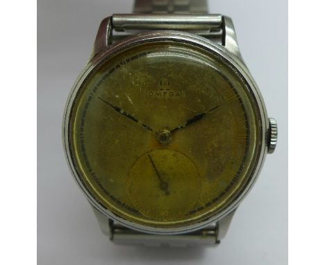 A gentleman's steel Omega manual wind wristwatch, 32mm diameter, circa 1942, working
