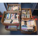 Zehn Bananenkartons mit Büchern