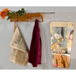 Spiegel und Garderobe