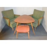 Tisch mit Sesseln und Hocker