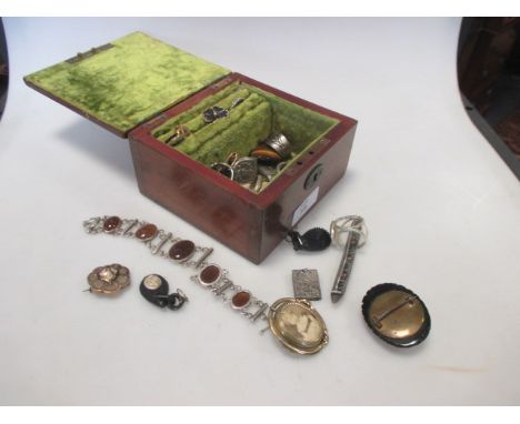 Please note this lot is subject to VAT. A quantity of gold, silver and other jewellery including a four leaf clover brooch se